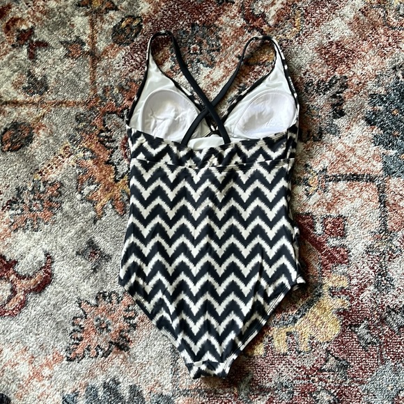 Liz Lange Maternity swim suit in grey and white chevron pattern - Picture 2 of 2